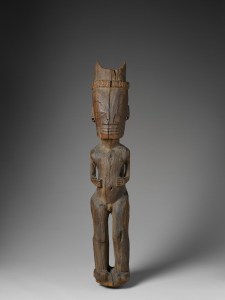 Poteau de soutien figurant un tiki, tiki âkau, kātina, îles Marquises, XIXe siècle. Bois dense. H. : 117,5 cm. Ex-coll. P. Vérité. © Musée du quai Branly, Inv. n° : 70.2000.12.1. Photo : P. Gries, B. Descoings.