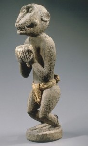 Porteur de coupe, Baule, Côte d’Ivoire. Bois, tissu et matières sacrificielles. H. : 55,5 cm. Don André Lefèvre, 1957. © Musée du quai Branly, Paris. Inv. 71.1957.1.1 D.