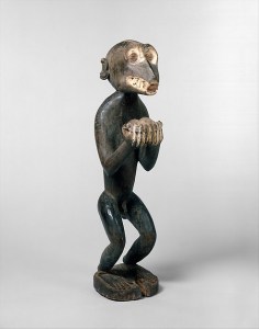 Statue par le « Maître de la double Auricule », Baule, Côte d’Ivoire. XIXe-milieu du XXe siècle. Bois, pigment, fibres, cheveux et matières sacrificielles. H. : 52,7 cm. © MET, The Michael C. Rockefeller Memorial Collection, donation Nelson A. Rockefeller Gift, 1962. Réf. : 1978.412.468.