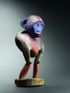 Statue de chimpanzé. Bois, pigments et bleu Guimet. H. : 45 cm. Coll. Privée. © N. Bruant.