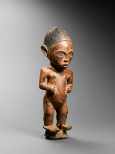 Statuette féminine, Tsogho, Gabon. Bois, pigment rouge, étain, fer et perles gris-bleu. H. : 41 cm. © Coll. privée.