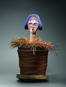 Figure de reliquaire dans un panier. Bois, verre, fibres, kaolin, pigments et bleu Guimet. H. : 48 cm. Collectée après Mambi (lagune de Mayumba), vers 1970. Coll. privée. © H. Dubois.