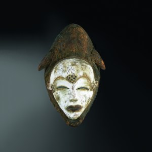 Masque mukuyi-mukuji. Bois, kaolin et pigments. H. : 31 cm. Ex-coll. Helena Rubinstein, 1966 ; David Lloyd Kreeger, Kreeger Museum, Washington, D.C. © Kreeger Museum.