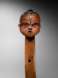 Mbumba a long cou (détail), Tsogho, Gabon. XIXe siècle. Bois, cuivre et traces de padouk. H. : 40 cm. Ex-coll. de l’Abbé André Raponda-Walker. © Coll. privée.