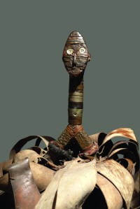 Reliquaire sango/ondumbo (détail), Gabon. Bois, laiton, cuivre, fer, fibres, peau de singe et nacre. H. : 39 cm. © Archives Galerie Bruno Frey.