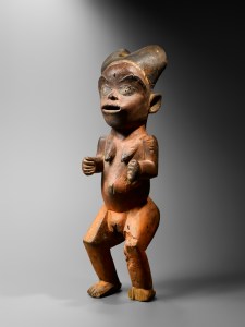 Statuette féminine, région de la Ngounié, Tsogho, Gabon. XIXe siècle. Bois, alliage de cuivre, clous de fer et pigments. H. : 47 cm. Collectée avant 1923 par un administrateur en poste à Mbigou. © Galerie Bernard Dulon.