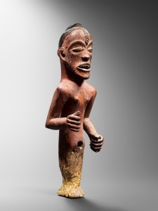 Torse avec bras mbumba, village de Mougamou, Tsogho, Gabon. XIXe siècle. Bois, alliage de cuivre, dents de fer, pigment rouge et kaolin. H. : 33,5 cm. © Coll. privée.