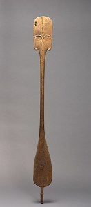 Pagaie ao, île de Pâques. Bois (Thespesia populnea). L. : 181 cm. XVIIIe-XIXe siècle. Collectée par Pierre Loti en 1872. © Muséum d’histoire naturelle de Toulouse, MHNT.ETH.AC.1248. Photo D. Martin.