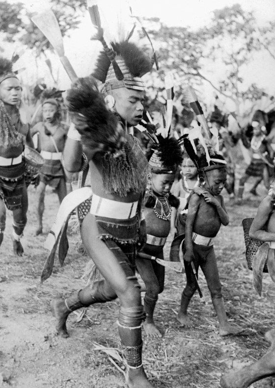 Hommes et garçons dansant