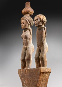 Poteau funéraire couple (détail)